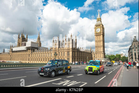 Die Taxis auf der Westminster Bridge, Westminster Palace und Big Ben, London, England, Großbritannien Stockfoto