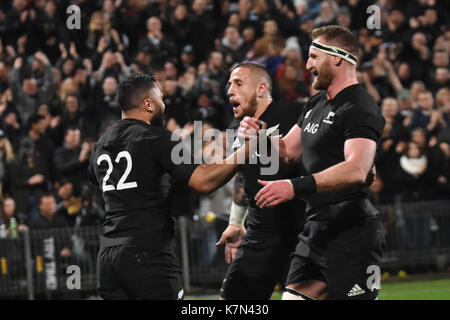 Auckland, Neuseeland. 16 Sep, 2017. Lima Sopoaga (L) mit den All Blacks feiert nach dem Scoring versuchen mit Kieran gelesen und TJ Perenara während der Rugby-WM testspiel zwischen der New Zealand All Blacks und des Südafrikanischen Springboks an QBE-Stadion in Auckland am 16.September 2017. Alle Schwarzen beats Springboks57-0. Credit: Shirley Kwok/Pacific Press/Alamy leben Nachrichten Stockfoto