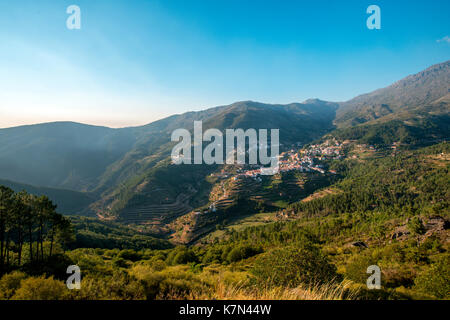 Fantastischer Blick über die Berge rund um Loriga Stockfoto