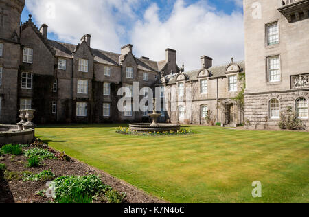 Rasen und einem Brunnen in Balmoral Castle, Aberdeenshire, Schottland Stockfoto