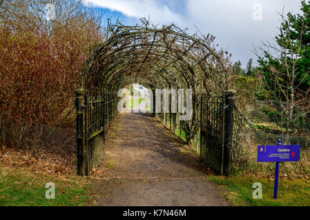 Gewölbte Eingang zu den Gärten in Balmoral Castle, Aberdeenshire, Schottland Stockfoto