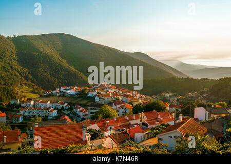 Fantastische Aussicht auf die Berge rund um Villa Covelo Stockfoto