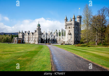 Eine Straße nach Balmoral Castle im Frühjahr, Aberdeenshire, Schottland Stockfoto