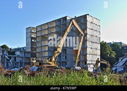 Baustelle mit abgerissen Wohnhaus von zwei Bagger abgerissen wird, Stockfoto