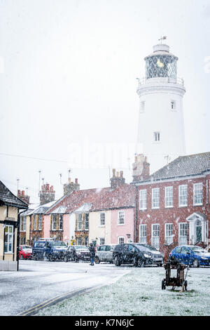 Der Leuchtturm und St. James Grün, Southwold, Suffolk, Großbritannien, im Winter schnee Dusche Stockfoto