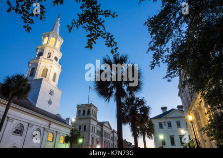 Charleston South Carolina, historische Innenstadt, Broad Street, Saint Michael's Church, Kirchturm, Uhr, Dämmerung, Nacht, SC170514256 Stockfoto