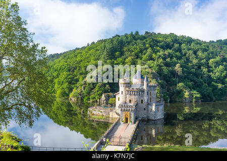 Frankreich, Pays de la Loire, Saint Priest la Roche, Chateau de La Roche an der Loire und Villarest See Stockfoto