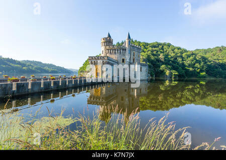 Frankreich, Pays de la Loire, Saint Priest la Roche, Chateau de La Roche an der Loire und Villarest See Stockfoto