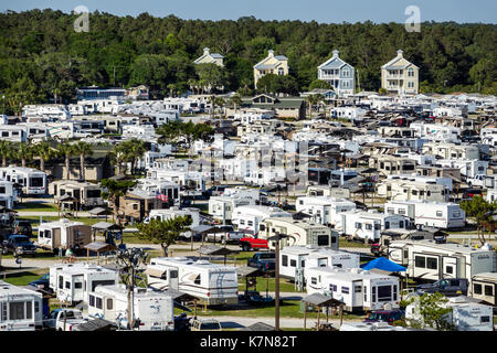 South Carolina, Atlantischer Ozean, Myrtle Beach, Myrtle Beach RV Travel Park, Freizeitfahrzeuge, Anhänger, Wohnwagenpark, Campingplatz, Luftaufnahme von oben Stockfoto