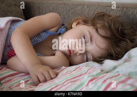 Baby schläft im Bett Stockfoto