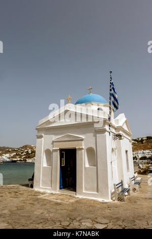 Kleine Kapelle am Hafen auf der Insel Mykonos in Griechenland Stockfoto