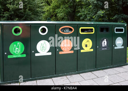 Malmö, Schweden - 25. Juli 2017: Erweiterte Segregation System mit verschiedenen Arten von Recycling Mülleimer in den öffentlichen Park in Malmö. Stockfoto