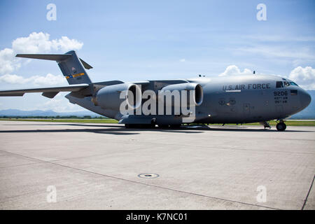 Eine C-17 Globemaster III Flugzeuge mit Service Mitglieder von Joint Task Force - Leeward Islands bereitet sich auf die Abreise von Soto Cano Air Base, Honduras Stockfoto