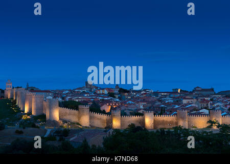 Berühmte Altstadt von Avila mit Extra-Muros Kirchen und die mittelalterlichen Stadtmauern, UNESCO-Weltkulturerbe, Spanien Stockfoto