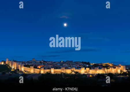 Berühmte Altstadt von Avila mit Extra-Muros Kirchen und die mittelalterlichen Stadtmauern, UNESCO-Weltkulturerbe, Spanien Stockfoto