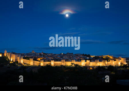 Berühmte Altstadt von Avila mit Extra-Muros Kirchen und die mittelalterlichen Stadtmauern, UNESCO-Weltkulturerbe, Spanien Stockfoto