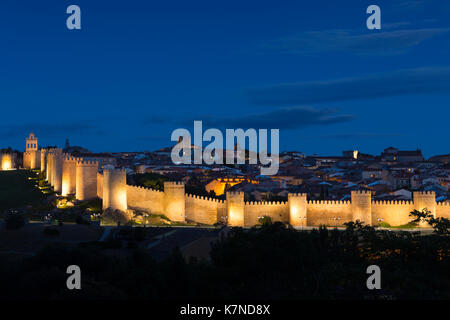 Berühmte Altstadt von Avila mit Extra-Muros Kirchen und die mittelalterlichen Stadtmauern, UNESCO-Weltkulturerbe, Spanien Stockfoto