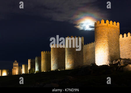 Berühmte Altstadt von Avila mit Extra-Muros Kirchen und die mittelalterlichen Stadtmauern, UNESCO-Weltkulturerbe, Spanien Stockfoto