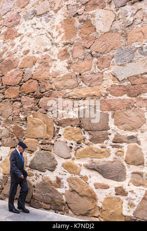 Die Menschen vor Ort bei einem Spaziergang durch die mittelalterlichen Steinmauer von Palacio d'Avila in der Altstadt von Avila, Spanien Stockfoto