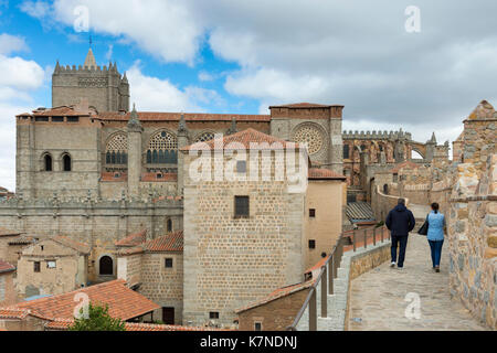 Touristen flanieren entlang der Oberseite der mittelalterlichen Stadtmauer in Avila, Spanien Stockfoto