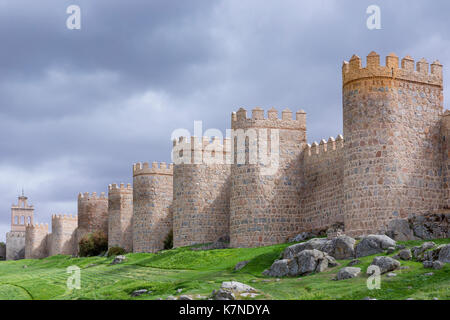 Berühmte Altstadt von Avila mittelalterlichen Stadtmauern und außerschulischen Kirche, UNESCO-Weltkulturerbe, Spanien Stockfoto