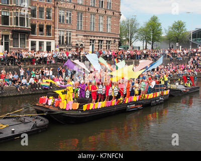 Ein Foto von Boot 37 während der Amsterdamer Kanalparade 2017, das das farbenfrohe Design und die festliche Atmosphäre des Bootes bei der jährlichen LGBTQ+ Stolz-Feier zeigt. Stockfoto
