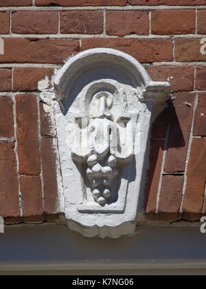 Das Bild zeigt einen Stein, der als „sluitsteen“ bekannt ist, der sich in der Plantage Kerklaan 45 befindet und seine historische architektonische Bedeutung zeigt. Stockfoto