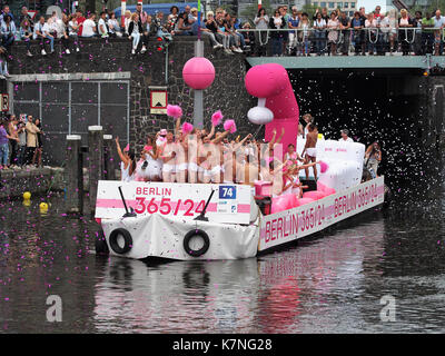 Das Pink Pillow Boat, das 2017 an der Canal Parade in Amsterdam teilnahm, wurde von visitBerlin angetrieben. Das Bild fängt das Boot während der lebhaften jährlichen Veranstaltung ein, bei der Vielfalt und Kultur entlang der Amsterdamer Kanäle gefeiert werden. Stockfoto