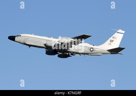 USAF RC-135 W Nietverbindung Abfahrt RAF Mildenhall nach einer Entwicklung im Vereinigten Königreich und über die Reise zurück nach Offutt AFB, Nebraska zu machen. Stockfoto