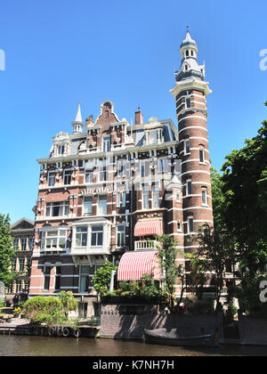 Die Villa Weteringschans ist ein historisches Gebäude an der Singelgracht in Amsterdam, Niederlande. Das Foto fängt die architektonischen Besonderheiten und die umgebende Kanallandschaft ein und spiegelt die reiche Geschichte und die urbane Landschaft der Stadt wider. Stockfoto