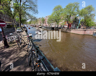 Das Foto zeigt die Prinsengracht, einen Kanal in Amsterdam, der in der Nähe der Reguliersgracht aufgenommen wurde. Das Bild zeigt typische Architektur am Kanal und malerische Ausblicke auf das Wasser, die den Charme von Amsterdams historischem Grachtenviertel verdeutlichen. Stockfoto