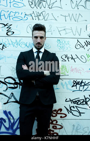 Porträt eines jungen Geschäftsmann auf der Straße Stockfoto