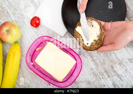 Eine Frau, die ein Frühstück an einem Tisch. Stockfoto