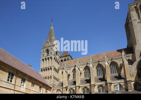 Saint-Pierre-sur-Dives Abbey (Abbaye de Saint-Pierre-sur-Dives), Calvados, Normandie, Langhaus Clerestory und West Towers, von Südosten Stockfoto