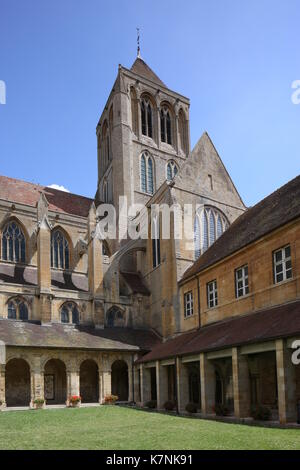 Saint-Pierre-sur-Dives Abbey (Abbaye de Saint-Pierre-sur-Dives), Calvados, Normandie, Überfahrt von Kreuzgang Stockfoto