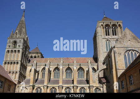 Saint-Pierre-sur-Dives Abbey (Abbaye de Saint-Pierre-sur-Dives), Calvados, Normandie, Langhaus Clerestory und Türme aus Süden Stockfoto