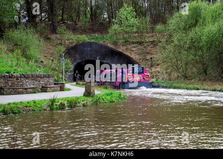 Eine touristische Fähre in einen Tunnel fährt von Falkirk Wheel Schiffshebewerk zu Union Canal Locks auf der anderen Seite, Central Scotland Stockfoto