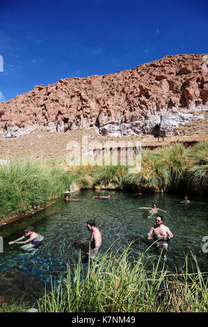 Die Menschen baden im Wasser der Termas de Puritama in der Nähe von San Pedro de Atacama im Norden Chiles Stockfoto