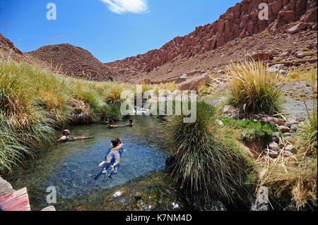 Die Menschen baden im Wasser der Termas de Puritama in der Nähe von San Pedro de Atacama im Norden Chiles Stockfoto