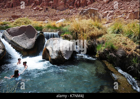 Die Menschen baden im Wasser der Termas de Puritama in der Nähe von San Pedro de Atacama im Norden Chiles Stockfoto