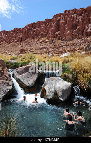 Die Menschen baden im Wasser der Termas de Puritama in der Nähe von San Pedro de Atacama im Norden Chiles Stockfoto