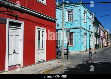 Ein Kind, das auf einem bunten Straße in Valparaiso, Chile Stockfoto