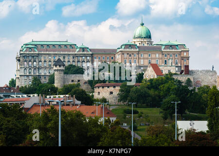 Bild der Budaer Burg, oder auch als Royal Palace oder das Königliche Schloss in Budapest in Ungarn an einem schönen Tag mit blauem Himmel und ein paar Wolken. Stockfoto