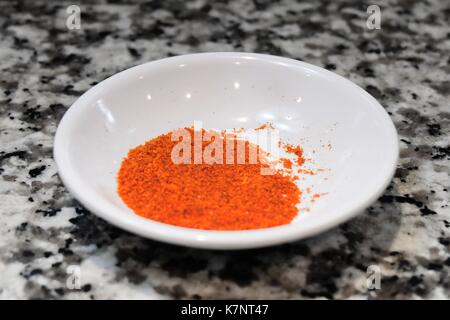 Schüssel mit warmem Rot Paprikapulver oder Chilipulver, ein Gewürz aus Chili, Paprika oder Paprika. Stockfoto