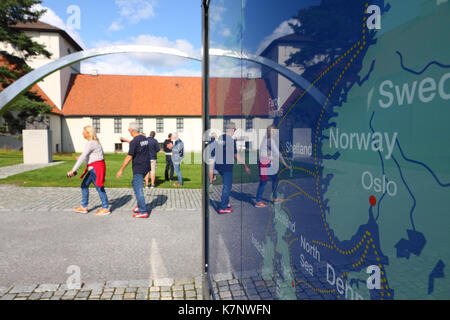 Außerhalb der Viking Ship Museum in Oslo steht eine Karte von Norwegen und Routen von den Wikingern gereist. Stockfoto