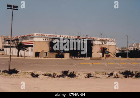 Kuwait City, Kuwait - ca. April 1991: Gebrannt, Shell des Safeway Supermarkt in Kuwait City nach der Operation Desert Storm im Zweiten Golfkrieg. Stockfoto