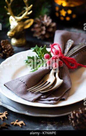 Weihnachten Tisch mit Besteck auf einer Platte und festliche Dekorationen Stockfoto