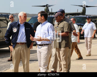 Der Vizepräsident der Vereinigten Staaten Mike Pence und Senator Marco Rubio interagieren vor Sitzung Generalmajor Michael Calhoun, der Adjutant General-Flo Stockfoto