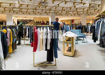 Moskau, Russland - Juli 25.2017. Mens Clothing Store TSUM Stockfoto