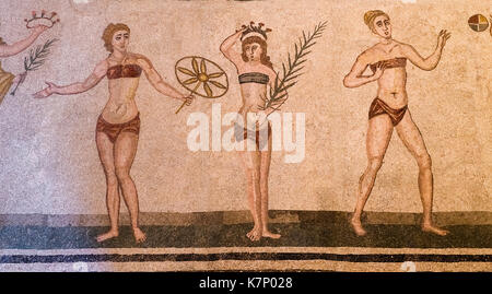 Bikini Mädchen, antiken römischen Fußbodenmosaik, Villa Casale, Villa Romana del Casale, Piazza Armerina, Sizilien, Italien Stockfoto